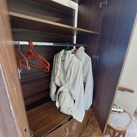 Arab Hostel, Welcoming All Solo And Groups Travellers But, Unmarried Couples Not Allowed Alejandría Exterior foto